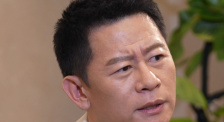 王诗龄吃面萌翻网友 李湘烈焰红唇出镜抱爱女 2014-04-02 4月1日晚，王诗龄在微博晒出一组吃面的照片，被誉为“小吃货”的Angela居然说自己不爱吃面，网友纷纷调侃：“你也知道今天是愚人节吗？